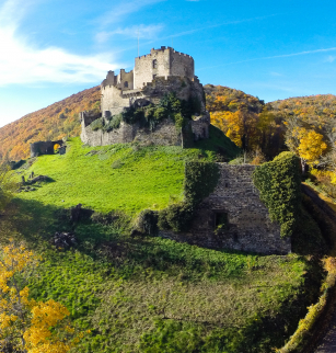 Vue du ciel sur le château de Tournoël à Volvic