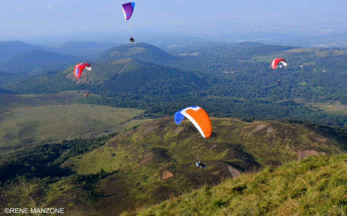 © Vol au-dessus des volcans d'Auvergne