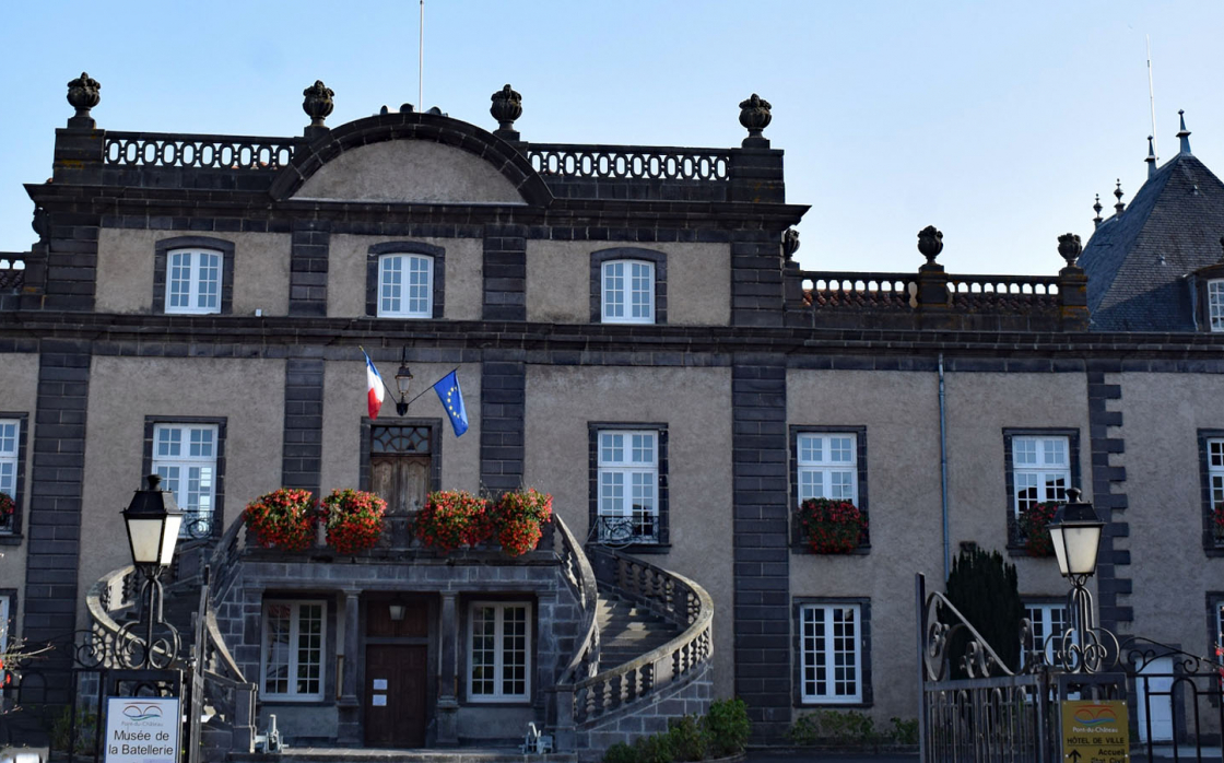 © La mairie-château de Pont-du-Château
