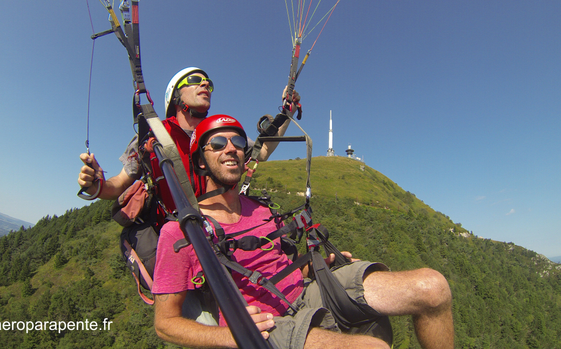 © Aéroparapente paragliding - flights to the top of Puy de Dôme